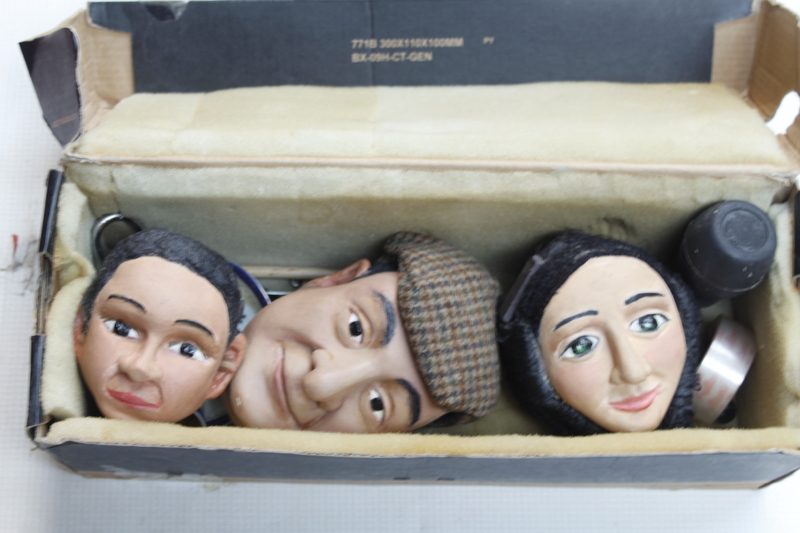 Muñeco y cabezas de los muñecos de la obra Neruda, Trotamundo de los sueños