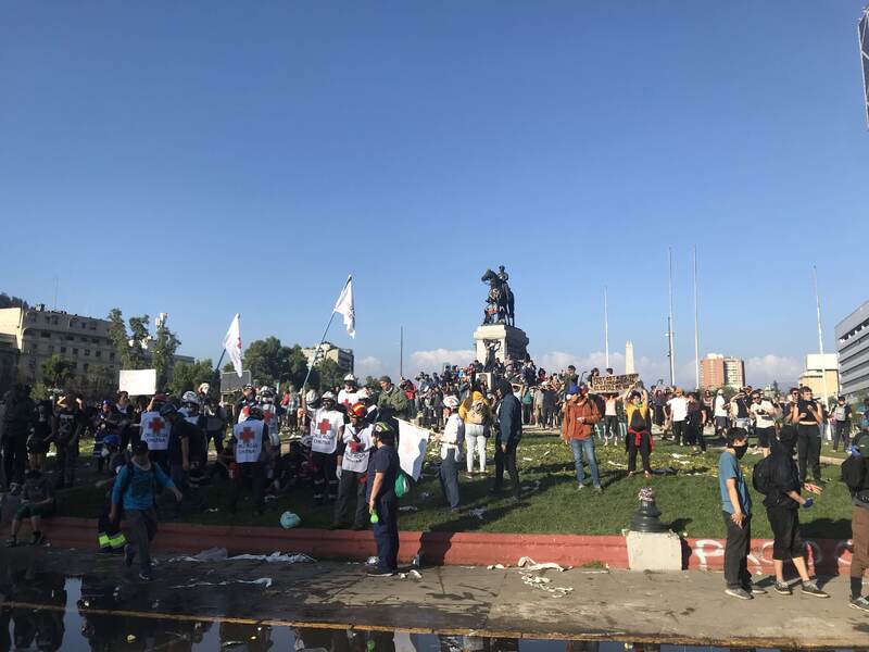 Cruz Roja y manifestantes en Plaza Dignidad