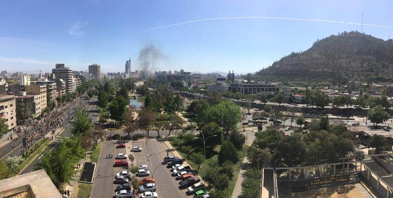 Vista desde las alturas Avenida Providencia y humo al fondo