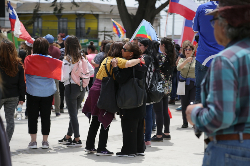 Marcha en Cartagena, dos mujeres se abrazan