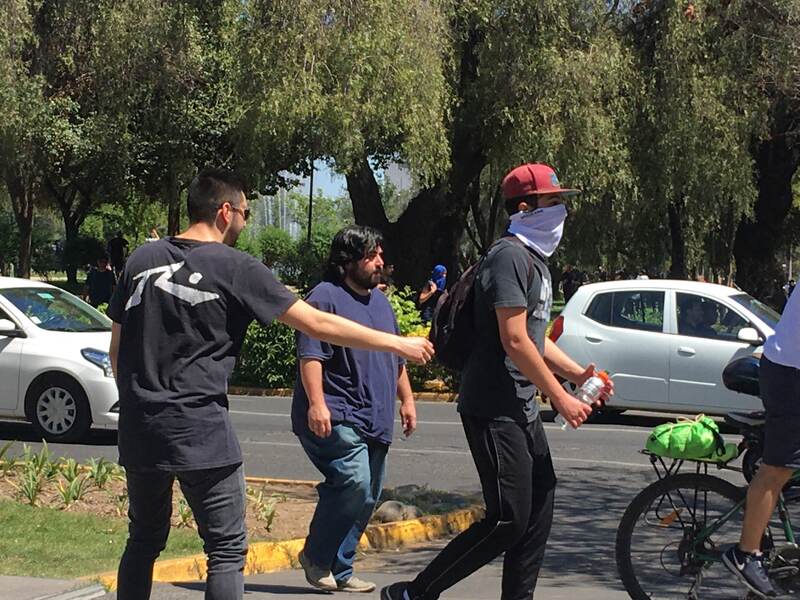 Tres manifestantes por Andrés Bello, Providencia
