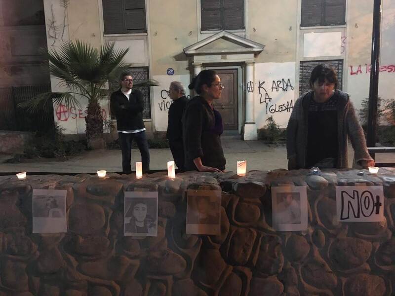 Velas e imágenes de víctimas de la Revuelta
