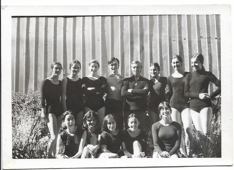 Fotografías de alumnas de danza con el profesor Osvaldo Lizana