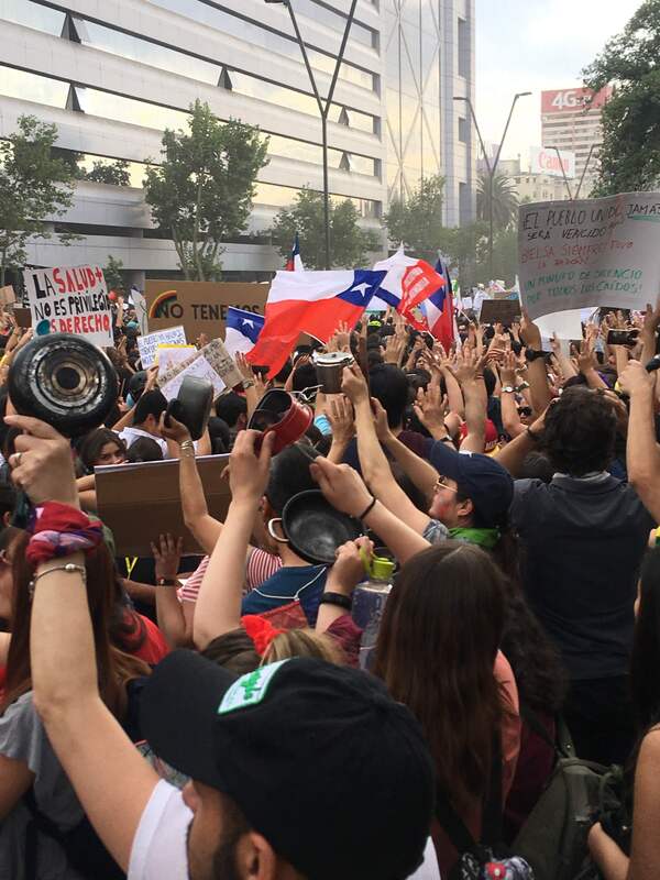 Manifestantes caceroleando en Avenida Providencia