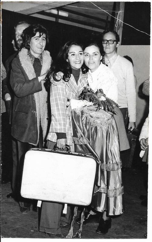 Fotografía de Ana María Cabello junto a Matilde Romo