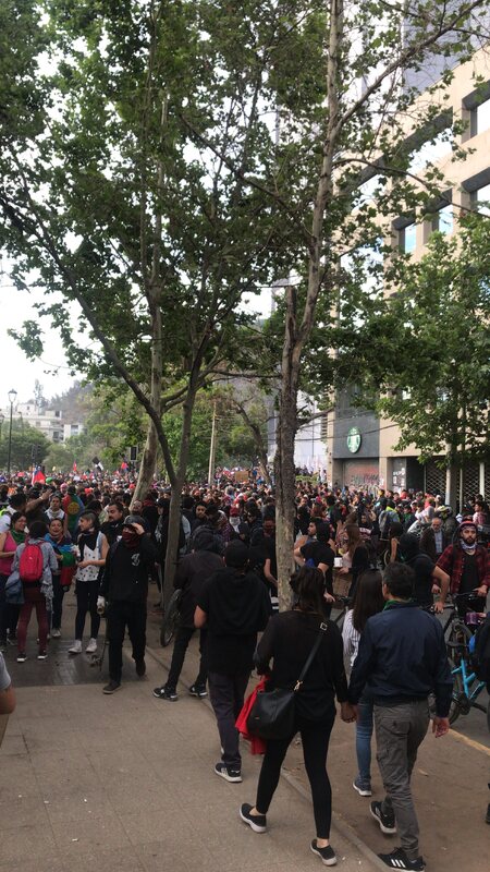 Manifestantes en la calle Bustamante, Providencia