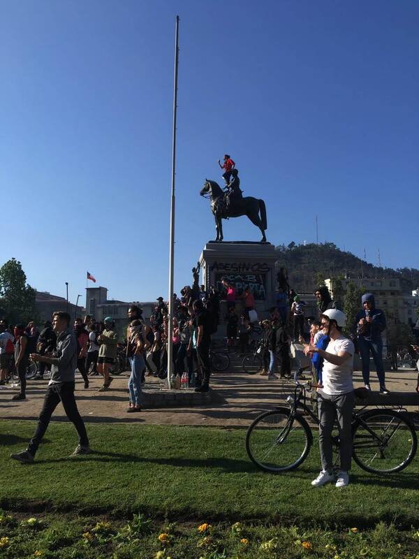 Manifestantes alrededor de monumento a Baquedano en Plaza Dignidad
