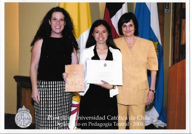 Fotografía entrega Diplomado en Pedagogía Teatral UC