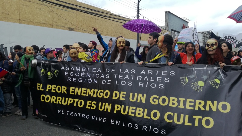 Asamblea de las artes escénicas teatrales de la Región de los Ríos en la marcha del 25 de octubre 2019