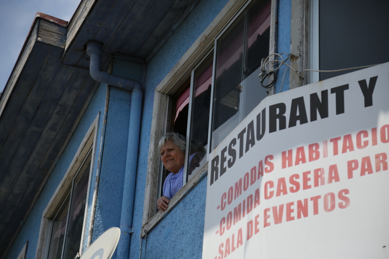 Señora mirando la marcha en Cartagena
