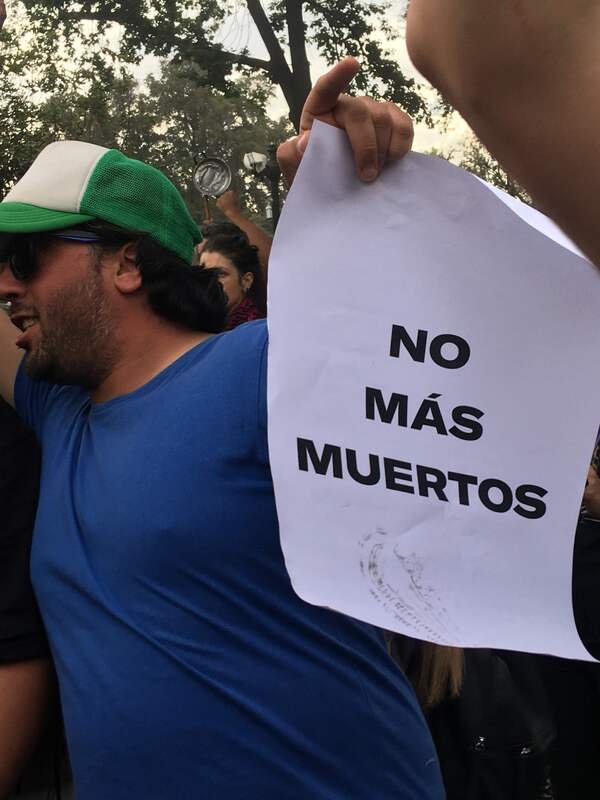 Cartel impreso: "No más muertos"