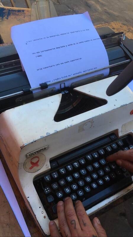Máquina de escribir y dedos tatuados en Taller el Litre, Valparaíso