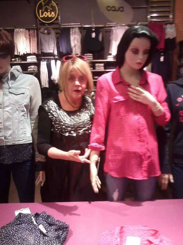 Maha Vial posando junto a maniquíes