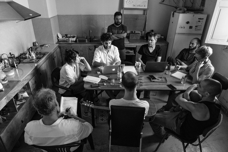 Fotografía del equipo artístico en trabajo de mesa