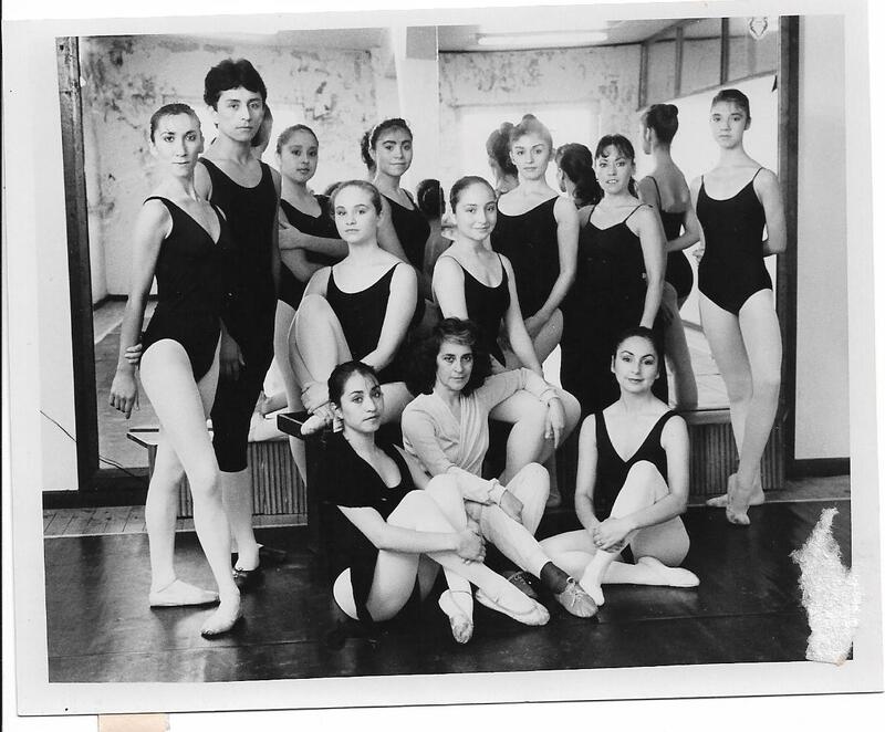 Fotografía de profesores y alumnas del Ballet Municipal de Valdivia
