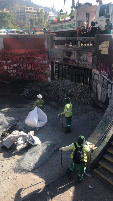 Basureros recogiendo escombros