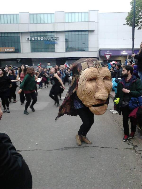 Cabeza gigante con rasgos indígenas en Plaza de Armas de Valdivia