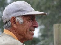 Vecino sonriente de la localidad rural Maile La Poza en la Fiesta del Queso Mailino 2021