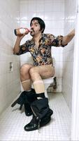 Rubén Grande en el baño del Varas
