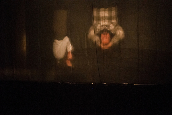 Fotografías de ensayo de la escena "recuerdo del incidente" del montaje MIRAR