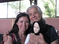 Fotografía de Marcela Cornejo, Luisa Toledo y marioneta