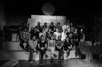 Fotografía del equipo de artistas y gestores del proyecto Tragicomedia del Ande