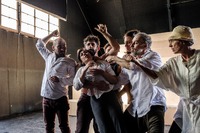 Fotografía del elenco en ensayo de Tragicomedia del Ande con incorporación de la actriz María Izquierdo