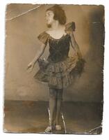 Fotografía de Ana María Cabello a los 9 años bailando "La Damita en Rojo"